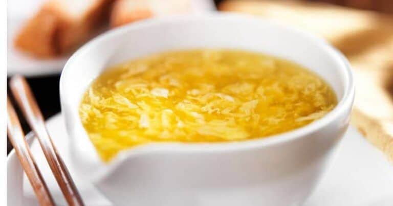 Para calentar un poco: ¡una deliciosa y fácil de preparar sopa china de pollo, maíz y huevo!

