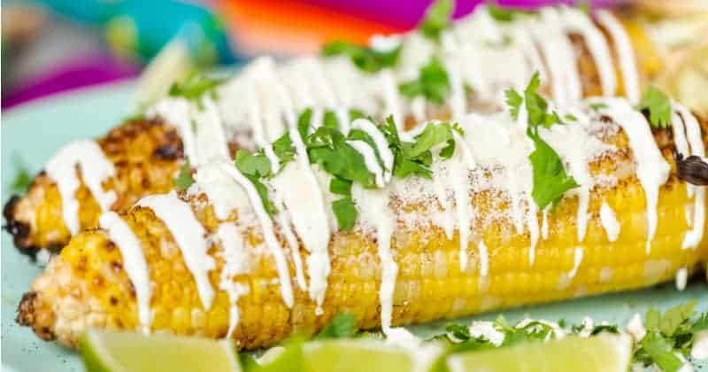 Elotes, mazorcas de maíz cubiertas con queso y especias directamente de México.