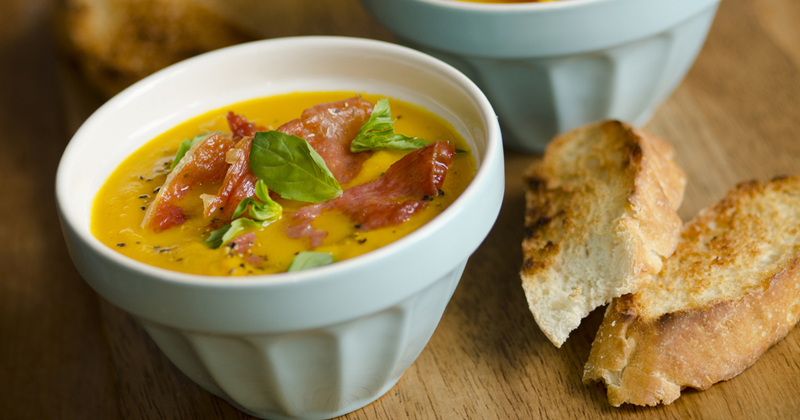 Sopa de melón con albahaca y jamón seco, ¡ideal para un entrante ligero!