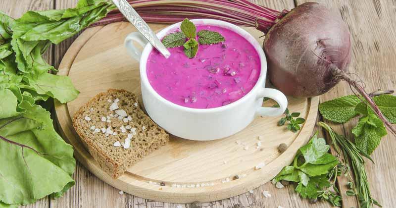 ¡Una sopa fría con remolacha, pepinos y pesto de espinacas para satisfacer tus antojos de frescura!