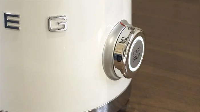 Botón de arranque y parada del espumador de leche eléctrico SMEG