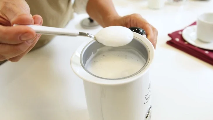 Espuma cremosa elaborada con espumador de leche eléctrico