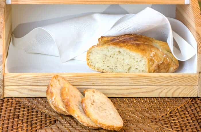 Pan conservado en panera