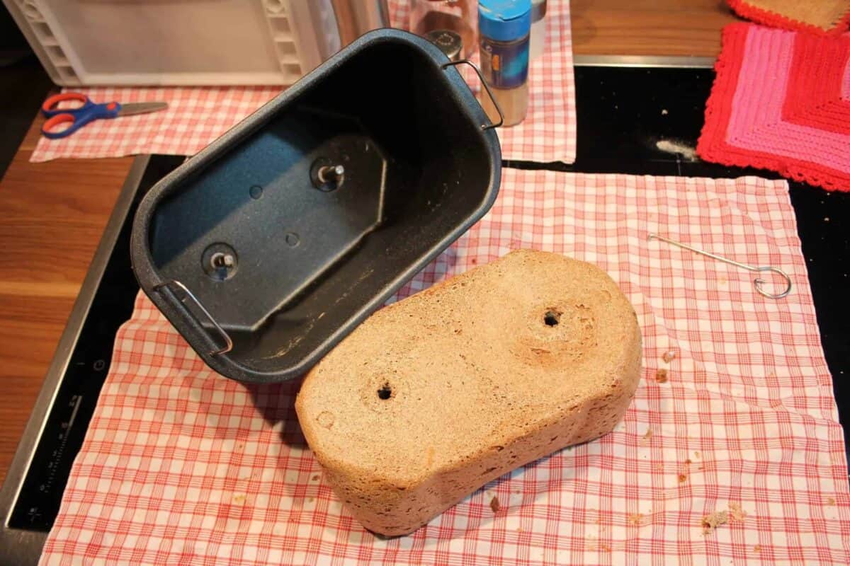 Pan de máquina expendedora: siempre la misma forma y agujeros en el fondo
