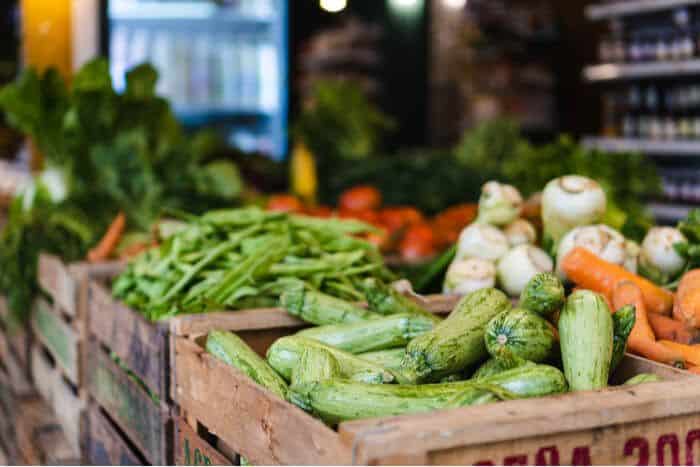 Calabacín en el mostrador de frutas y verduras