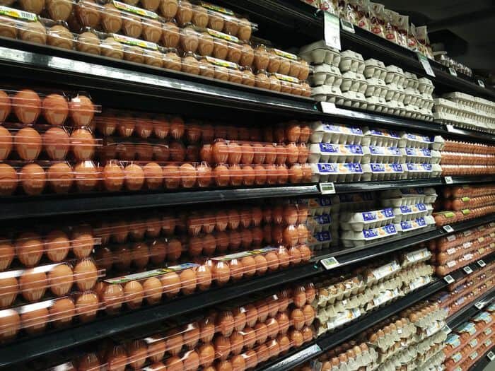 Huevos en el estante del supermercado.