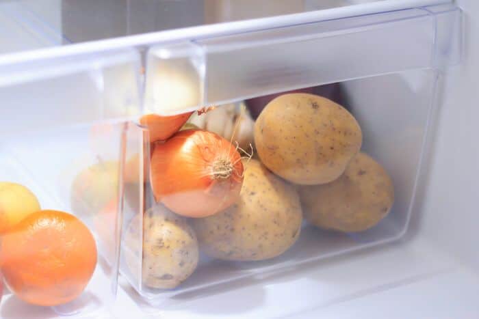 Patatas almacenadas en el frigorífico.