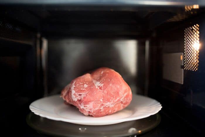 Descongelar la carne en el microondas.