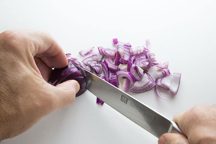 Cortar las cebollas con un cuchillo afilado y liso.