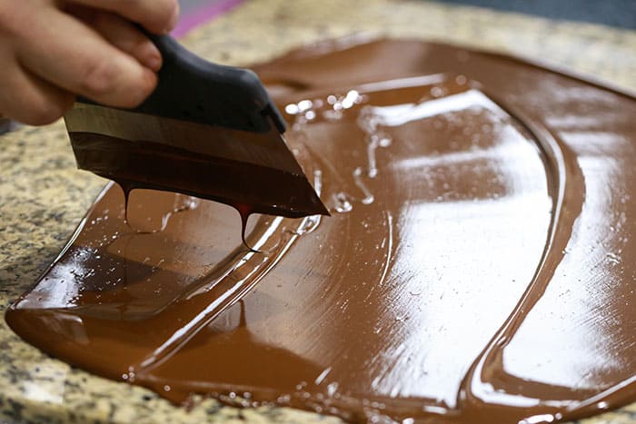 Templado de chocolate en plato marco