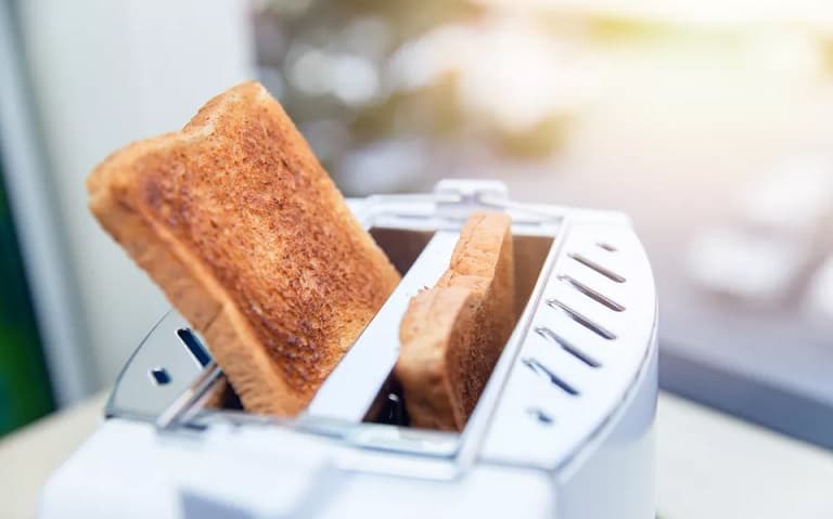 Cómo limpiar tu tostadora (sin electrocutarte)