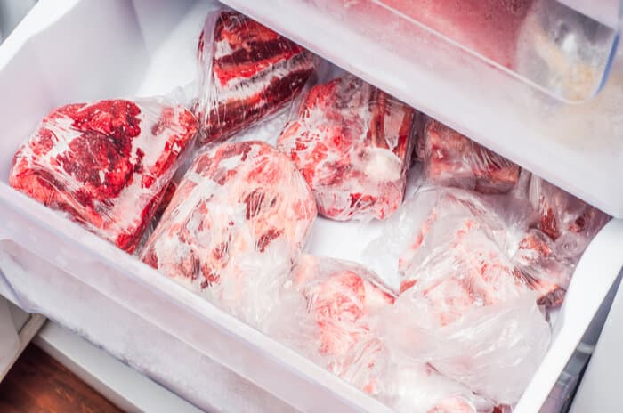 Carne congelada individualmente en el congelador.