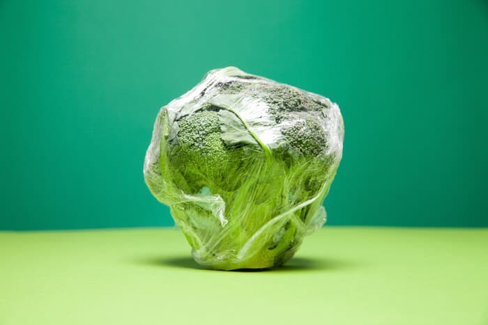 Brócoli envuelto en plástico