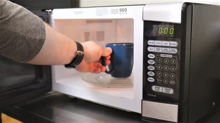 ¿Cómo funciona el horno de microondas?