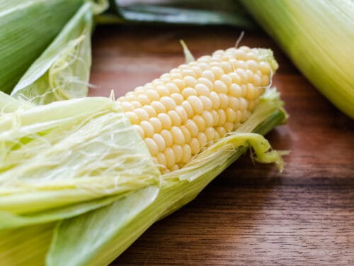 Cómo cocinar mazorcas de maíz en el microondas
