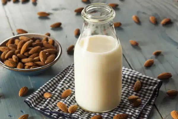 Los beneficios de la leche de almendras: una bebida vegetal con múltiples ventajas