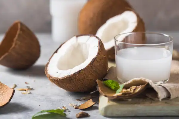 Los beneficios del agua de coco: todo lo que necesitas saber sobre esta bebida con múltiples virtudes