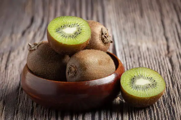 ¿Cómo se maduran rápidamente los kiwis?