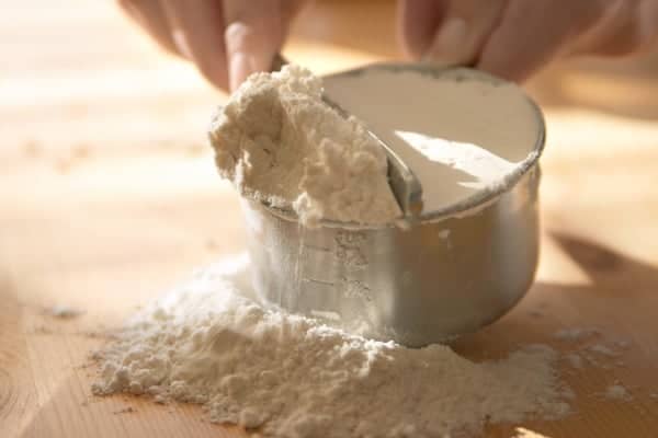 ¿Cómo se mide la harina sin balanza?